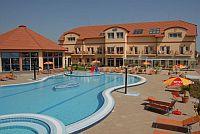 Basen zewnętrzny z atrakcjami Aqua-Spa Hotel Cserkeszolo 4* Basen zewnętrzny z atrakcjami Aqua-Spa Hotel Cserkeszolo 4*